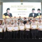 Penyerahan penghargaan kepada individu, pemerintah daerah, serta mitra strategis yang dinilai berperan besar dalam meningkatkan kualitas layanan haji 2026. (Foto: Kemenhaj)