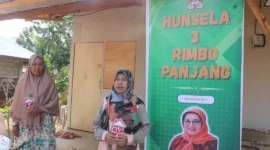 Penyintas banjir bandang Batu Busuak bersyukur menempati Hunsela setelah berbulan-bulan mengungsi dan mengontrak rumah di Padang. (Foto: Pemko Padang)