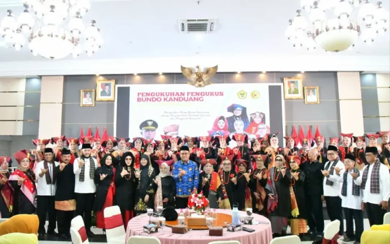 Wali Kota Padang Fadly Amran saat Pengukuhan Pengurus Bundo Kanduang IKTD Sumbar masa bakti 2026-2031 di Auditorium Istana Gubernur. (Foto: Pemko Padang)