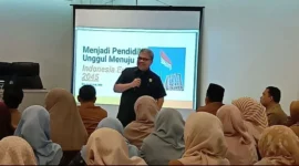 Ketua DPRD Sumbar, Muhidi saat kegiatan Peningkatan Kompetensi Guru Vokasi SMK Negeri dan Swasta se-Kota Padang, Senin (20/7/2026). (Foto: Ist)