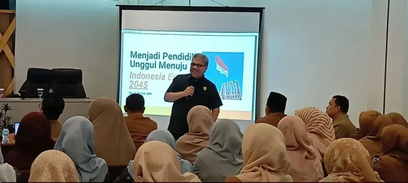 Ketua DPRD Sumbar, Muhidi saat kegiatan Peningkatan Kompetensi Guru Vokasi SMK Negeri dan Swasta se-Kota Padang, Senin (20/7/2026). (Foto: Ist)