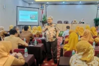 Ketua DPRD Sumbar, Muhidi saat kegiatan Peningkatan Kompetensi Tenaga Kependidikan SMA, SMK, dan SLB se-Kota Padang, Senin (27/7/2026). 