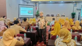 Ketua DPRD Sumbar, Muhidi saat kegiatan Peningkatan Kompetensi Tenaga Kependidikan SMA, SMK, dan SLB se-Kota Padang, Senin (27/7/2026). 