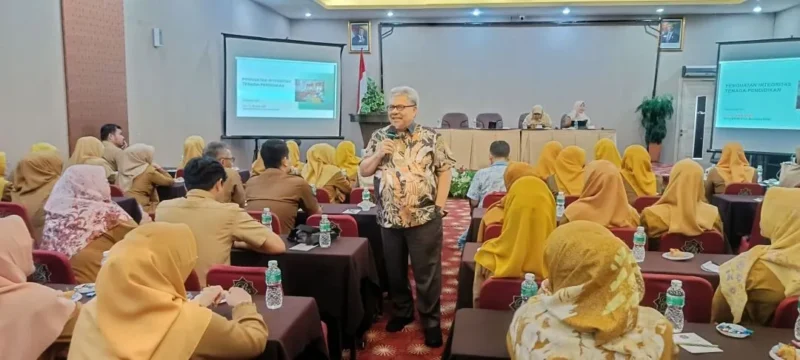 Ketua DPRD Sumbar, Muhidi saat kegiatan Peningkatan Kompetensi Tenaga Kependidikan SMA, SMK, dan SLB se-Kota Padang, Senin (27/7/2026). 