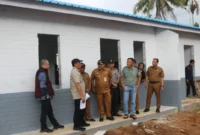 Sekda Kota Padang Raju Minropa dan rombongan memantau pembangunan huntap di kawasan Bumi Perkemahan, Balai Gadang. (Foto: Pemko Padang)