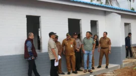 Sekda Kota Padang Raju Minropa dan rombongan memantau pembangunan huntap di kawasan Bumi Perkemahan, Balai Gadang. (Foto: Pemko Padang)