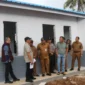 Sekda Kota Padang Raju Minropa dan rombongan memantau pembangunan huntap di kawasan Bumi Perkemahan, Balai Gadang. (Foto: Pemko Padang)
