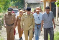 Wakil Wali Kota Padang, Maigus Nasir meninjau kondisi jalan lingkungan di RW 19 RT 004, Kelurahan Surau Gadang, Kecamatan Nanggalo. (Foto: Pemko Padang)