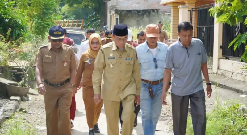 Wakil Wali Kota Padang, Maigus Nasir meninjau kondisi jalan lingkungan di RW 19 RT 004, Kelurahan Surau Gadang, Kecamatan Nanggalo. (Foto: Pemko Padang)