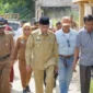 Wakil Wali Kota Padang, Maigus Nasir meninjau kondisi jalan lingkungan di RW 19 RT 004, Kelurahan Surau Gadang, Kecamatan Nanggalo. (Foto: Pemko Padang)
