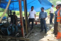 Kepala Disperkim Padang, Tri Hadiyanto meninjau lokasi, sekaligus memantau penyiapan infrastruktur pendukung di kawasan Huntap Mandiri Batu Busuak. (Foto: Pemko Padang)