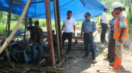 Kepala Disperkim Padang, Tri Hadiyanto meninjau lokasi, sekaligus memantau penyiapan infrastruktur pendukung di kawasan Huntap Mandiri Batu Busuak. (Foto: Pemko Padang)
