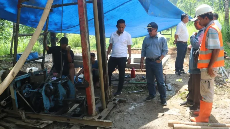 Kepala Disperkim Padang, Tri Hadiyanto meninjau lokasi, sekaligus memantau penyiapan infrastruktur pendukung di kawasan Huntap Mandiri Batu Busuak. (Foto: Pemko Padang)