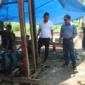 Kepala Disperkim Padang, Tri Hadiyanto meninjau lokasi, sekaligus memantau penyiapan infrastruktur pendukung di kawasan Huntap Mandiri Batu Busuak. (Foto: Pemko Padang)
