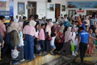 Sejumlah penumpang memadati Stasiun Padang. (Foto: KAI Divre II Sumbar)