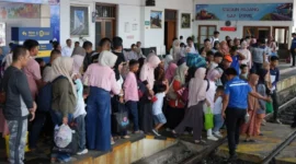Sejumlah penumpang memadati Stasiun Padang. (Foto: KAI Divre II Sumbar)