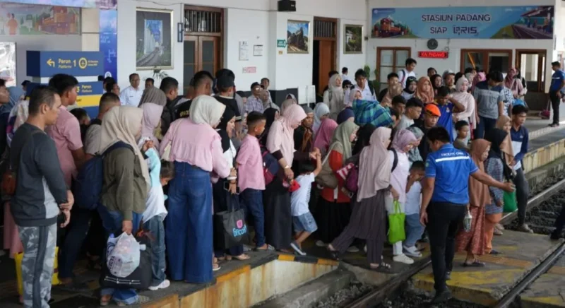 Sejumlah penumpang memadati Stasiun Padang. (Foto: KAI Divre II Sumbar)