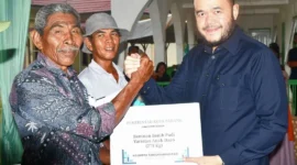 Wali Kota Padang Fadly Amran menyerahkan bantuan benih padi bersertifikat kepada kelompok tani. (Foto: Pemko Padang)