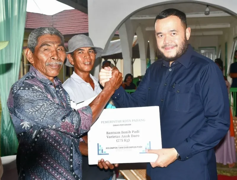 Wali Kota Padang Fadly Amran menyerahkan bantuan benih padi bersertifikat kepada kelompok tani. (Foto: Pemko Padang)