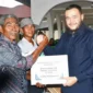 Wali Kota Padang Fadly Amran menyerahkan bantuan benih padi bersertifikat kepada kelompok tani. (Foto: Pemko Padang)
