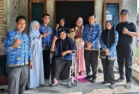 Penyerahan kursi roda kepada warga di Jalan Basuang Sepakat No. 15, RT 03/RW 03, Kelurahan Koto Pulai, Kecamatan Koto Tangah. (Foto: Pemko Padang)