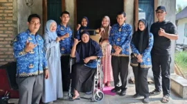 Penyerahan kursi roda kepada warga di Jalan Basuang Sepakat No. 15, RT 03/RW 03, Kelurahan Koto Pulai, Kecamatan Koto Tangah. (Foto: Pemko Padang)