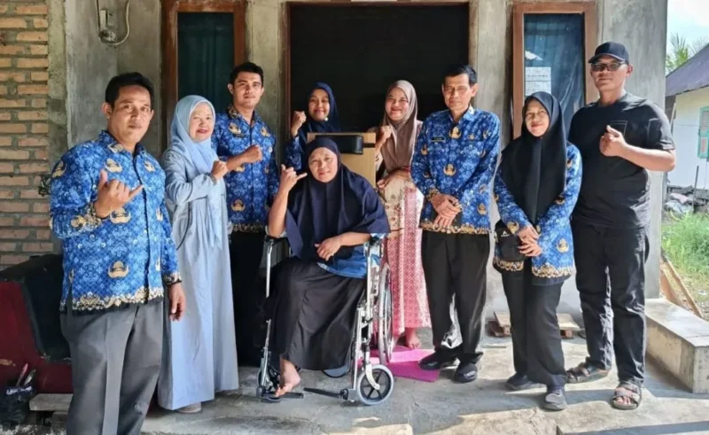 Penyerahan kursi roda kepada warga di Jalan Basuang Sepakat No. 15, RT 03/RW 03, Kelurahan Koto Pulai, Kecamatan Koto Tangah. (Foto: Pemko Padang)
