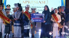 Ketua TP PKK Padang, Dian Puspita Fadly Amran menyerahkan hadiah kepada juara 1 Pilwadu Padang 2026. (Foto: Pemko Padang)