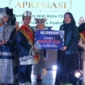 Ketua TP PKK Padang, Dian Puspita Fadly Amran menyerahkan hadiah kepada juara 1 Pilwadu Padang 2026. (Foto: Pemko Padang)
