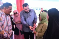 Wali Kota Padang, Fadly Amran secara simbolis menyerahkan kunci Hunsela kepada penyintas bencana hidrometeorologi di kawasan Rimbo Panjang, Kelurahan Lambung Bukit, Kecamatan Pauh, Rabu (15/7/2026). (Foto: Pemko Padang)