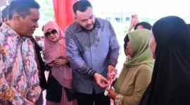 Wali Kota Padang, Fadly Amran secara simbolis menyerahkan kunci Hunsela kepada penyintas bencana hidrometeorologi di kawasan Rimbo Panjang, Kelurahan Lambung Bukit, Kecamatan Pauh, Rabu (15/7/2026). (Foto: Pemko Padang)