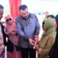 Wali Kota Padang, Fadly Amran secara simbolis menyerahkan kunci Hunsela kepada penyintas bencana hidrometeorologi di kawasan Rimbo Panjang, Kelurahan Lambung Bukit, Kecamatan Pauh, Rabu (15/7/2026). (Foto: Pemko Padang)