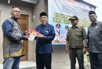 Wakil Wali Kota Padang Maigus Nasir bersama Sestama BNPB Rustian menyerahkan kunci Huntap Mandiri kepada korban bencana hidrometeorologi di Kampung Tanjung, Kecamatan Kuranji, Jumat (10/7/2026). (Foto: Pemko Padang)