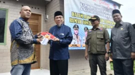 Wakil Wali Kota Padang Maigus Nasir bersama Sestama BNPB Rustian menyerahkan kunci Huntap Mandiri kepada korban bencana hidrometeorologi di Kampung Tanjung, Kecamatan Kuranji, Jumat (10/7/2026). (Foto: Pemko Padang)