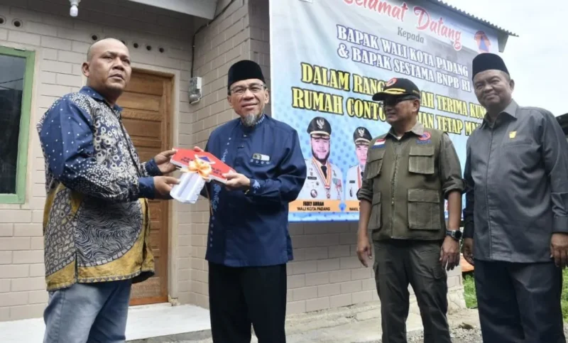 Wakil Wali Kota Padang Maigus Nasir bersama Sestama BNPB Rustian menyerahkan kunci Huntap Mandiri kepada korban bencana hidrometeorologi di Kampung Tanjung, Kecamatan Kuranji, Jumat (10/7/2026). (Foto: Pemko Padang)