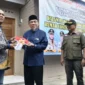 Wakil Wali Kota Padang Maigus Nasir bersama Sestama BNPB Rustian menyerahkan kunci Huntap Mandiri kepada korban bencana hidrometeorologi di Kampung Tanjung, Kecamatan Kuranji, Jumat (10/7/2026). (Foto: Pemko Padang)