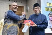 Wakil Wali Kota Padang Maigus Nasir menyerahkan kunci Huntap Mandiri kepada warga terdampak bencana hidrometeorologi pada November 2025. (Foto: Pemko Padang)