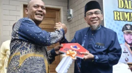 Wakil Wali Kota Padang Maigus Nasir menyerahkan kunci Huntap Mandiri kepada warga terdampak bencana hidrometeorologi pada November 2025. (Foto: Pemko Padang)