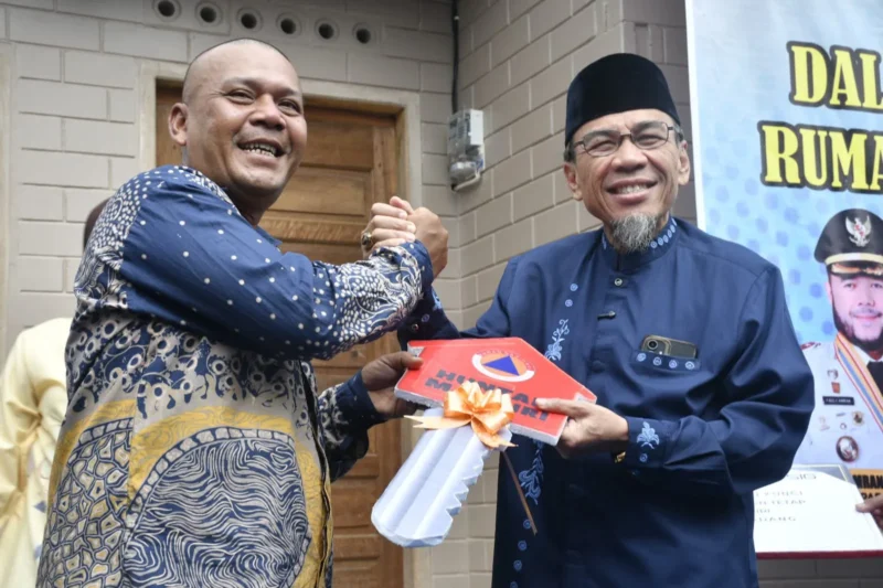 Wakil Wali Kota Padang Maigus Nasir menyerahkan kunci Huntap Mandiri kepada warga terdampak bencana hidrometeorologi pada November 2025. (Foto: Pemko Padang)