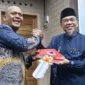 Wakil Wali Kota Padang Maigus Nasir menyerahkan kunci Huntap Mandiri kepada warga terdampak bencana hidrometeorologi pada November 2025. (Foto: Pemko Padang)