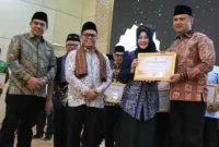 Penyerahan penghargaan di Padang, Jumat (3172026). (Foto Kemenhaj Sumbar)