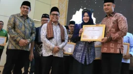 Penyerahan penghargaan di Padang, Jumat (3172026). (Foto Kemenhaj Sumbar)