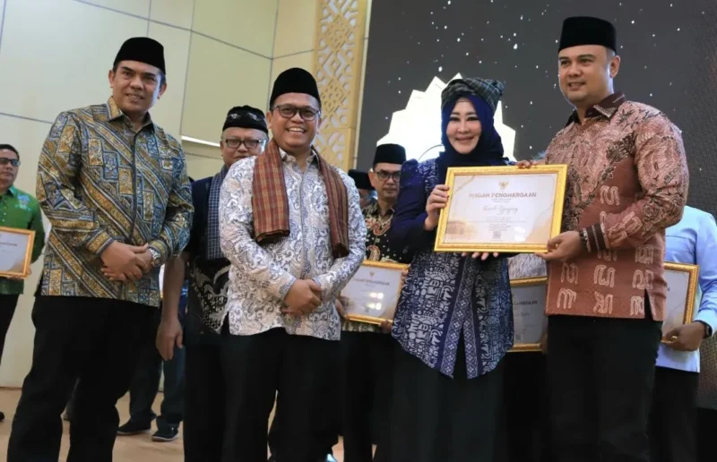 Penyerahan penghargaan di Padang, Jumat (3172026). (Foto Kemenhaj Sumbar)