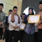 Penyerahan penghargaan di Padang, Jumat (3172026). (Foto Kemenhaj Sumbar)
