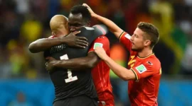 Momen penyerang Belgia Romelu Lukaku dan Kiper AS Tim Howard berpelukan saat pertemua mereka di babak 16 besar Piala Dunia 2014. (Foto: FIFA.com) 