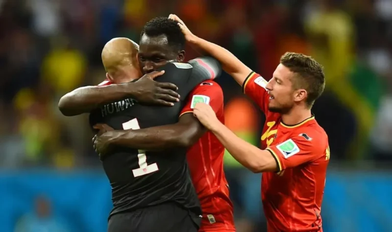Momen penyerang Belgia Romelu Lukaku dan Kiper AS Tim Howard berpelukan saat pertemua mereka di babak 16 besar Piala Dunia 2014. (Foto: FIFA.com) 