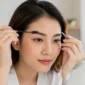 Ilustrasi wanita melakukan perawatan alis. (Foto: AI Generate)