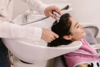 Ilustrasi wanita menjalani perawatan rambut. (Foto: Pexels)