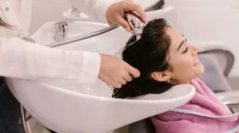 Ilustrasi wanita menjalani perawatan rambut. (Foto: Pexels)