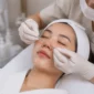 Ilustrasi wanita menjalani perawatan wajah di klinik kecantikan. (Foto: AI Generate)